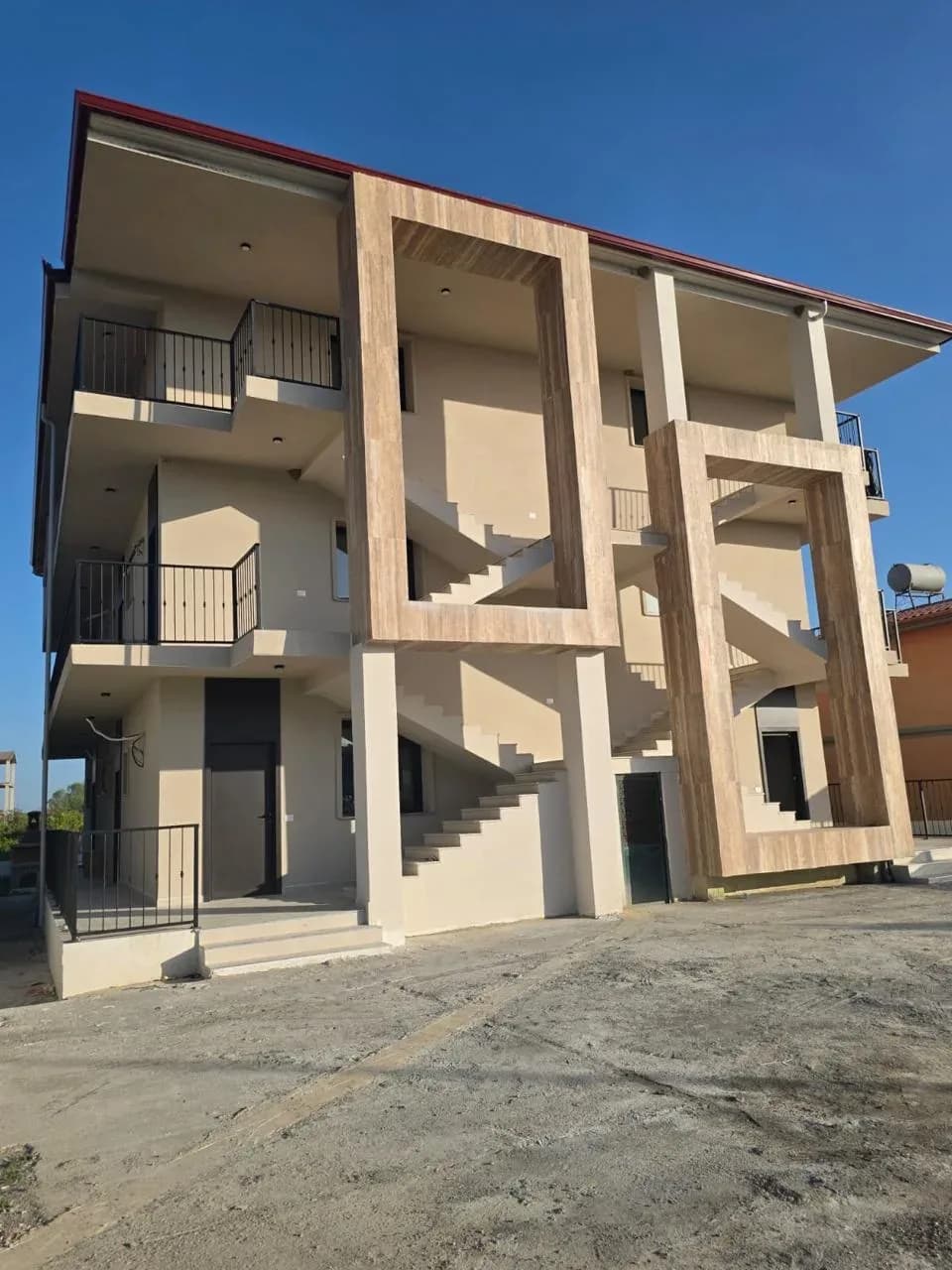 Shiten Garsoniere dhe Apartamente 1+1 në Plazhin e Spillesë