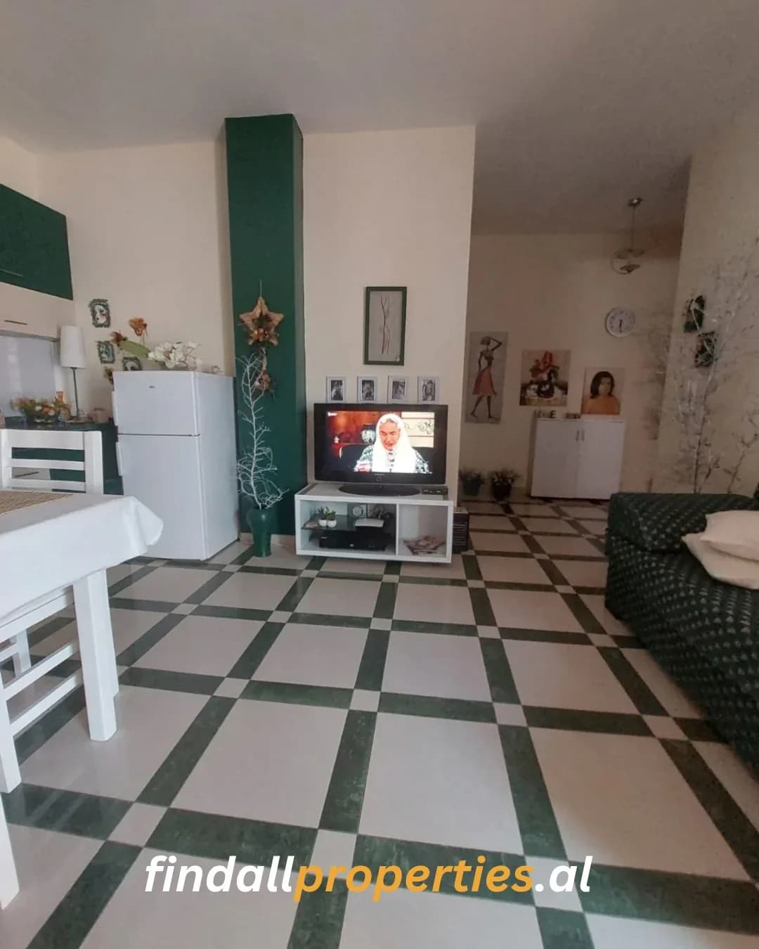 Shitet Apartament 1+1 në Shkëmbin e Kavajës – 100 m nga Deti