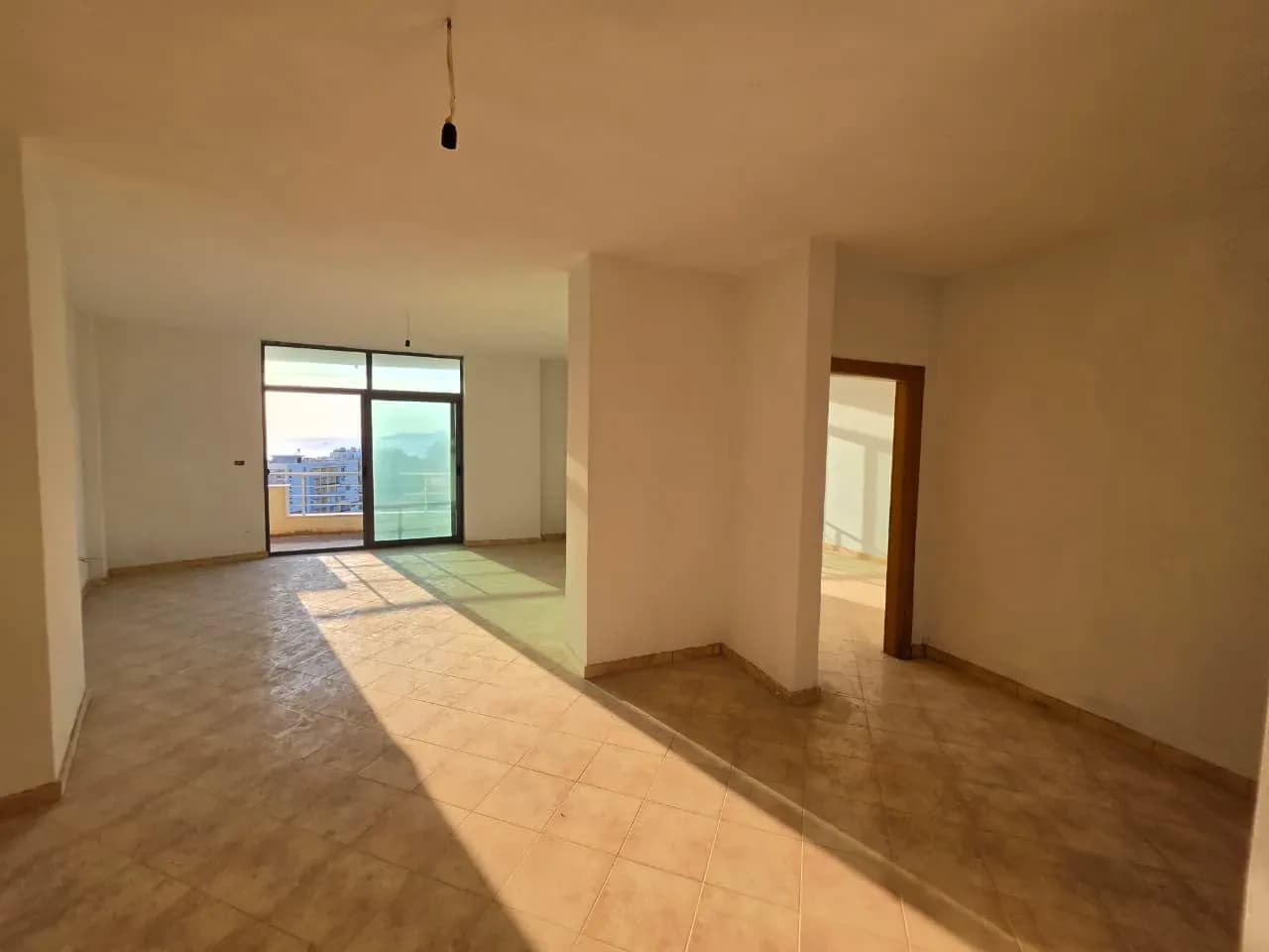 Shitet Apartament 1+1 me Pamje nga Deti në Shkëmbin e Kavajës
