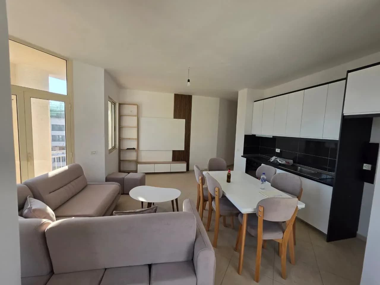 Jepet me Qira Vjetore Apartament 2+1+2 – Plazh, Durrës