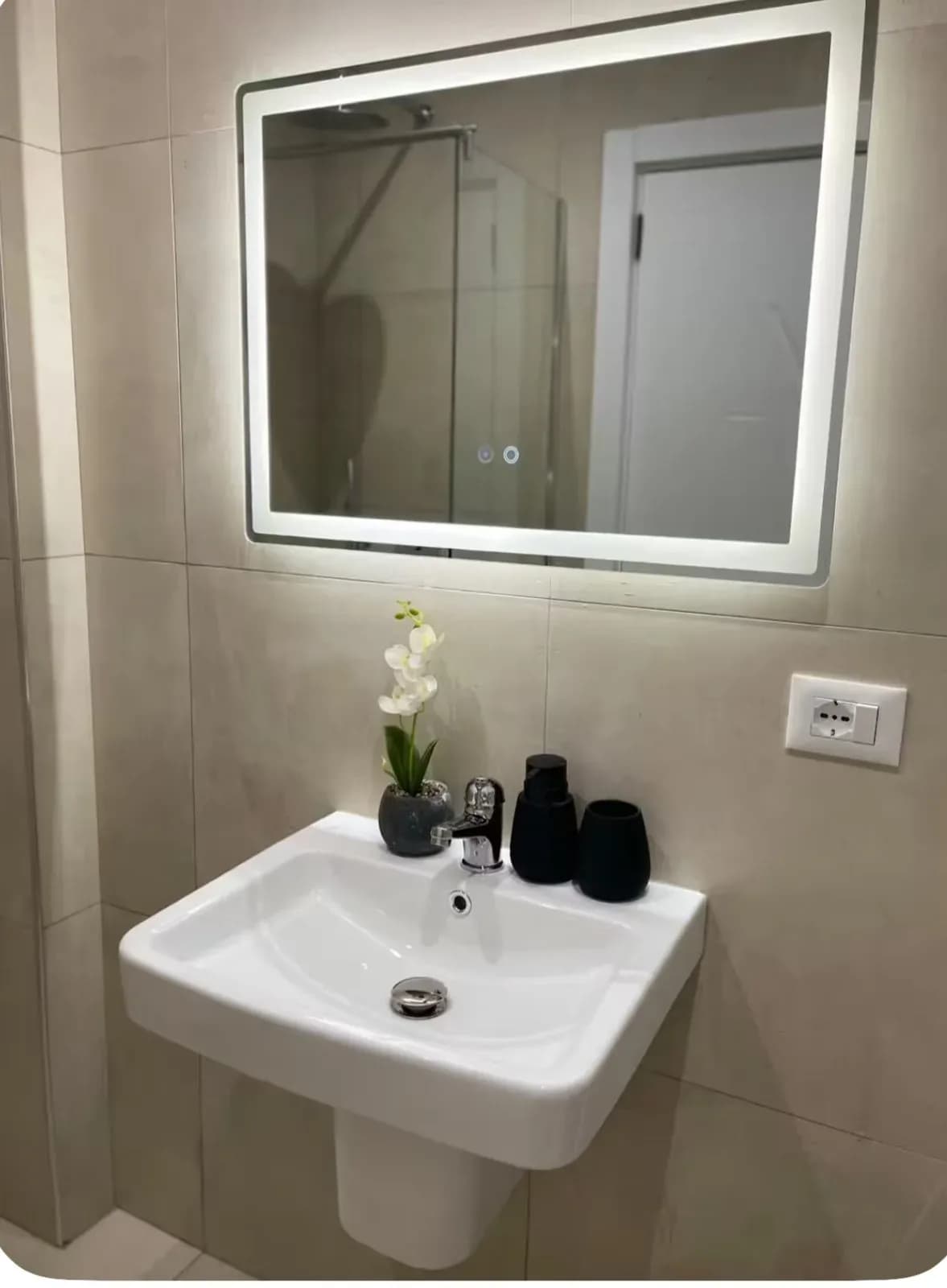 Shitet Garsoniere në Plazhin e Golemit