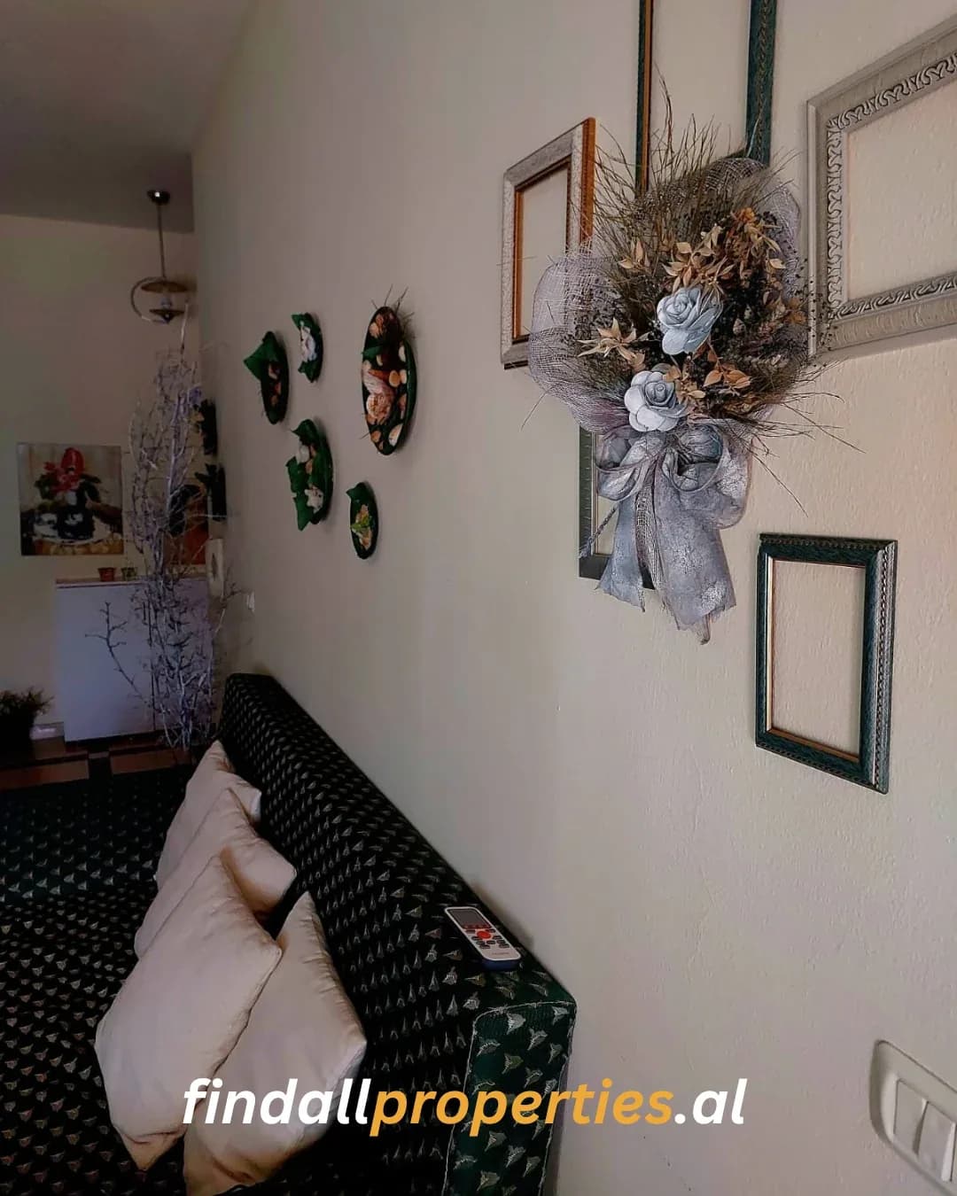 Shitet Apartament 1+1 në Shkëmbin e Kavajës – 100 m nga Deti