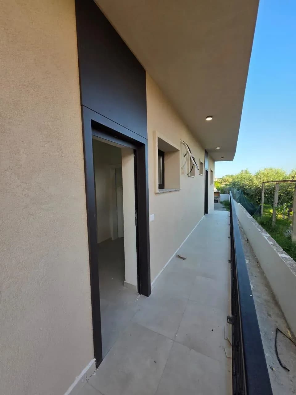 Shiten Garsoniere dhe Apartamente 1+1 në Plazhin e Spillesë
