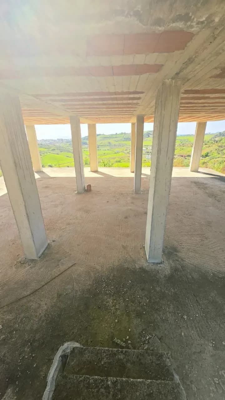 🏡 Shitet Ndërtesë 2 Kate + Tokë në Golem
