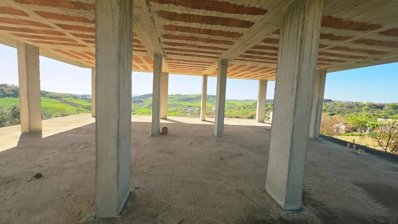 🏡 Shitet Ndërtesë 2 Kate + Tokë në Golem