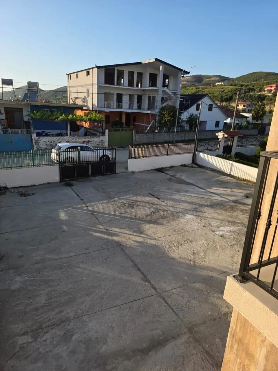 Shiten Garsoniere dhe Apartamente 1+1 në Plazhin e Spillesë