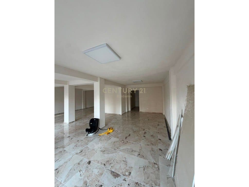 Ambient Komercial Me Qira tek Kryqi i Kuq, Durrës - 600€ | 119m² 2