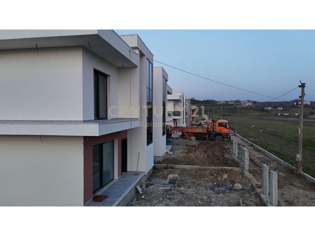 EKSKLUZIVE! SHITET VILE INDIVIDUALE ME PISHINE NE GJIRIN E LALZIT 340.000 €
MUNDESI PAGESE ME KESTE ! 4