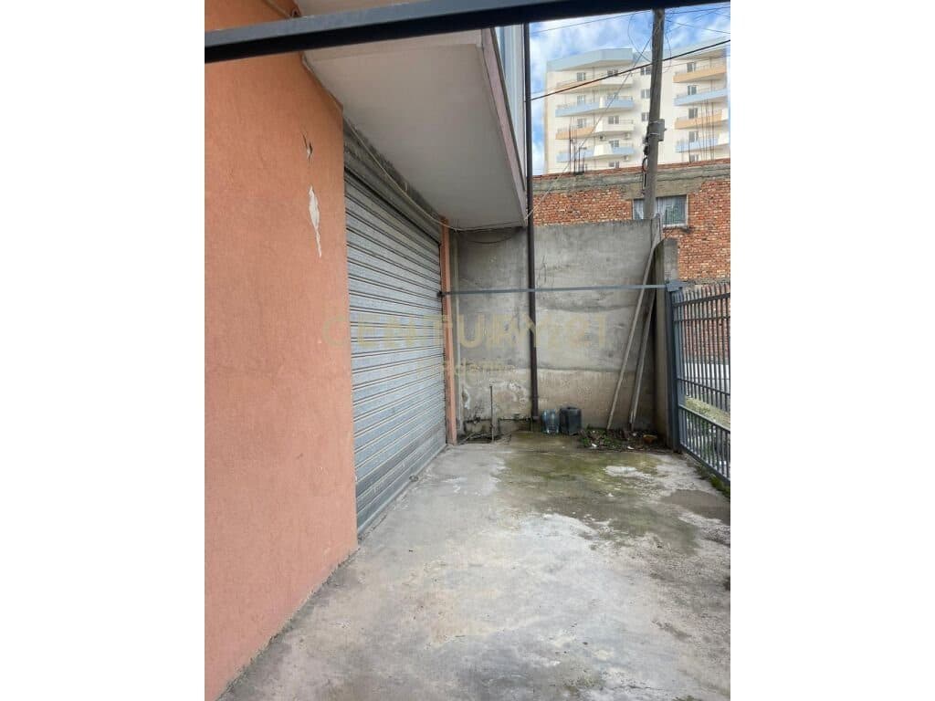 Vilë per Shitje në Rrugen Aleksander Goga, Durrës - 160,000€ | 411 m² 3