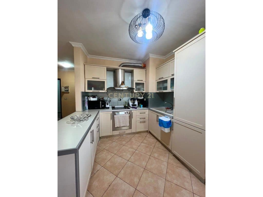 Shesim Apartament 2+1+2+3 ballkone në Lagjen Nr. 1, Durrës 2