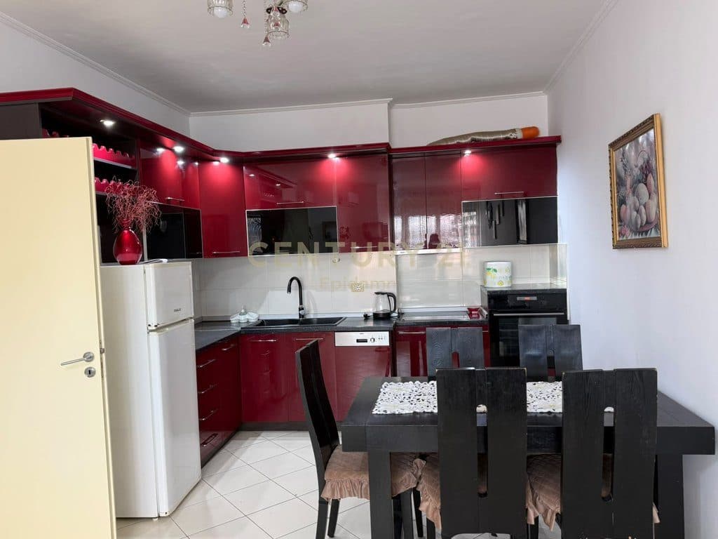 Jepet me qira apartament 2+1+2 prane Kazazit 3