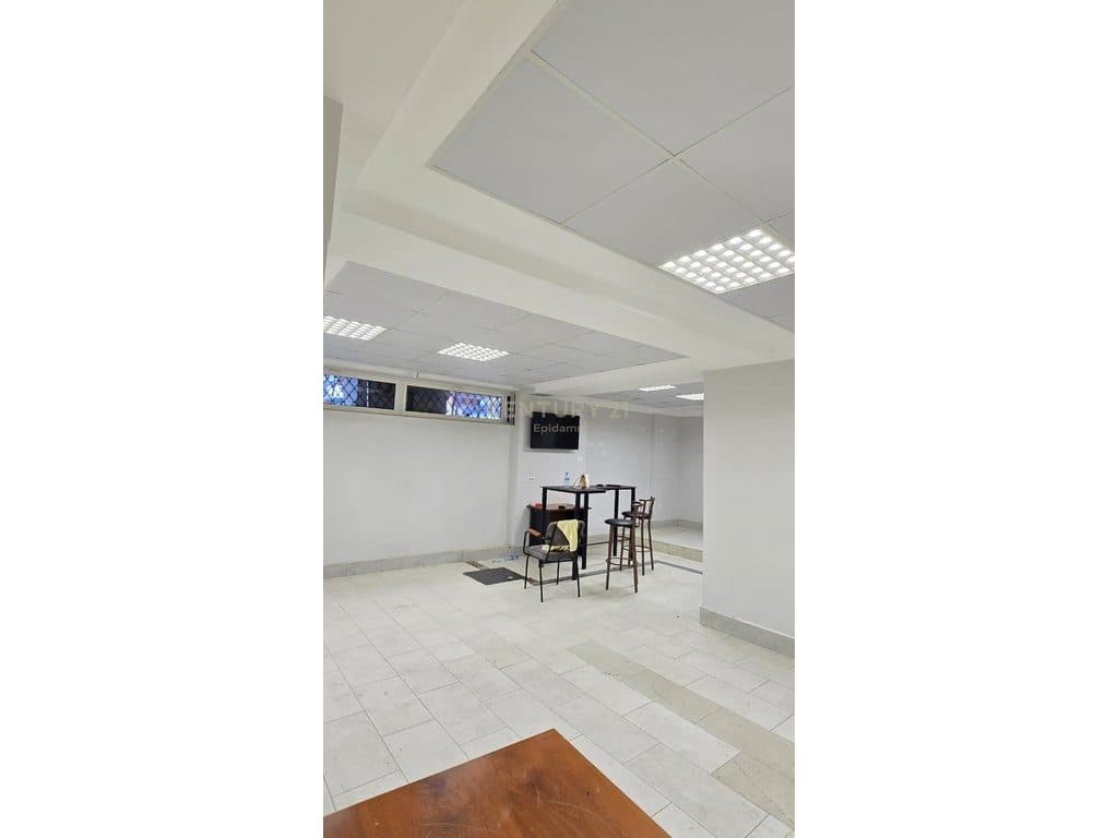 Jepet me qira ambient komercial në Lagjen Nr. 16, Durrës !