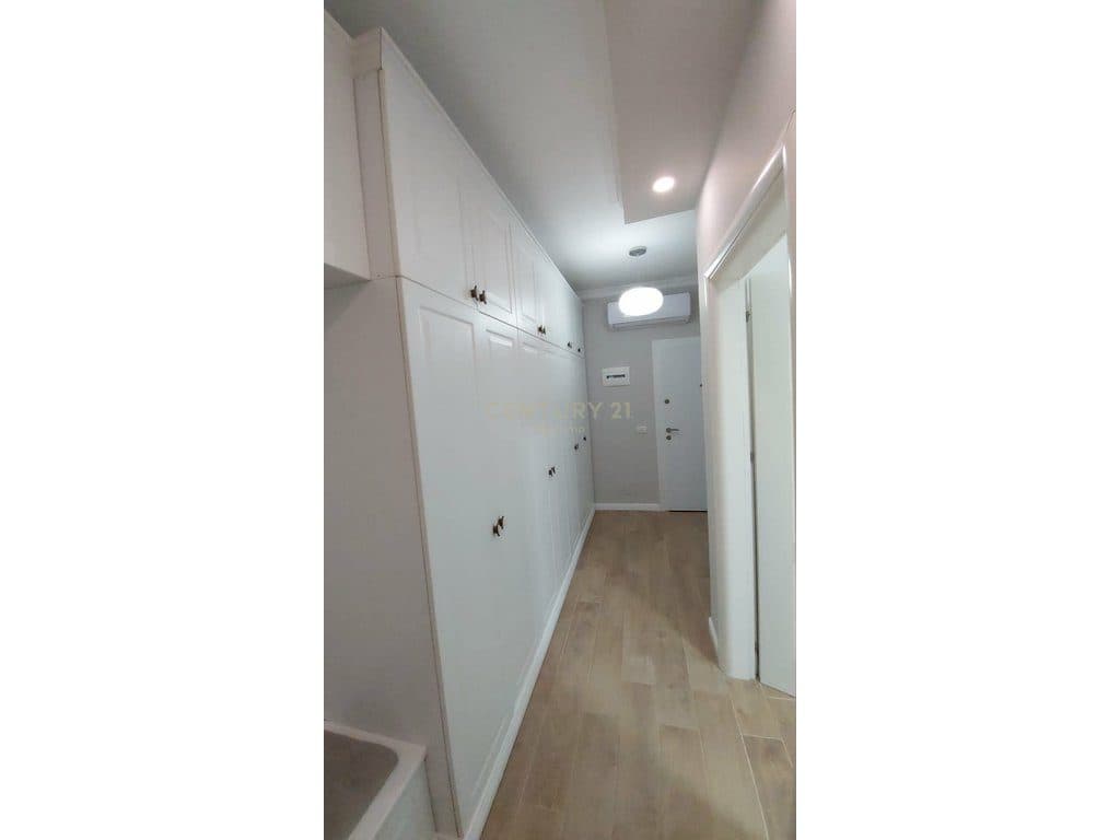 Apartament luksoz me qira , garazh , verandë dhe pamje deti 2