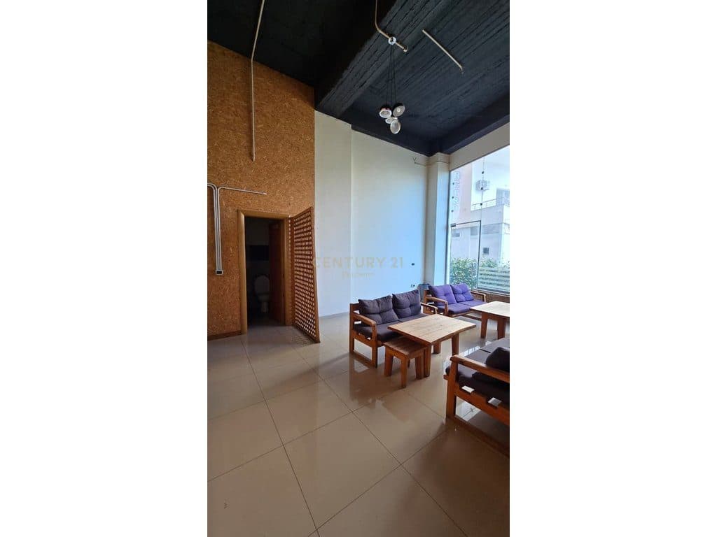 Shitet Ambjent Biznesi në Lushnjë – Totalisht i Investuar , Vetëm 20 m nga Rruga Kryesore
