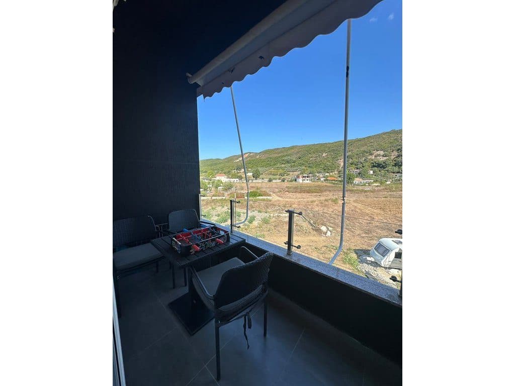 APARTAMENT 1+1 PËR SHITJE – 100 METRA LARG DETIT, NË GJIRIN E LALZIT !