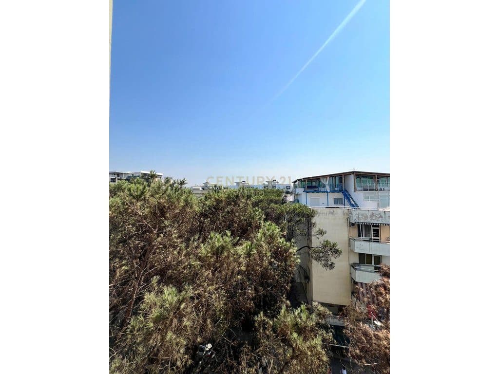 Shitet Apartament 3+1+2 ballkone , vije e pare bregdetare ne Malin e Robit!