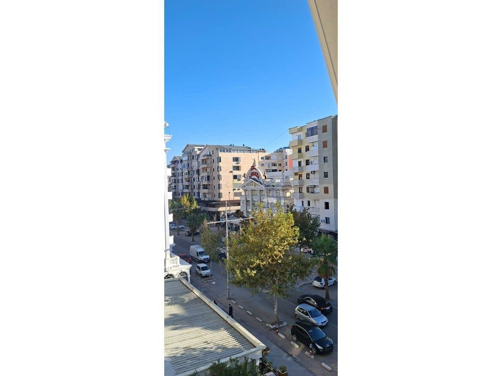 Apartament 3+1 me qira në Plazh, Durrës – 700 €/muaj