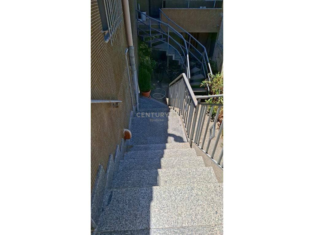 Jepet me qira kati i dytë i një shtëpie private 2-katëshe, me hyrje të veçuar, pranë Amfiteatrit të Durrësit. 4