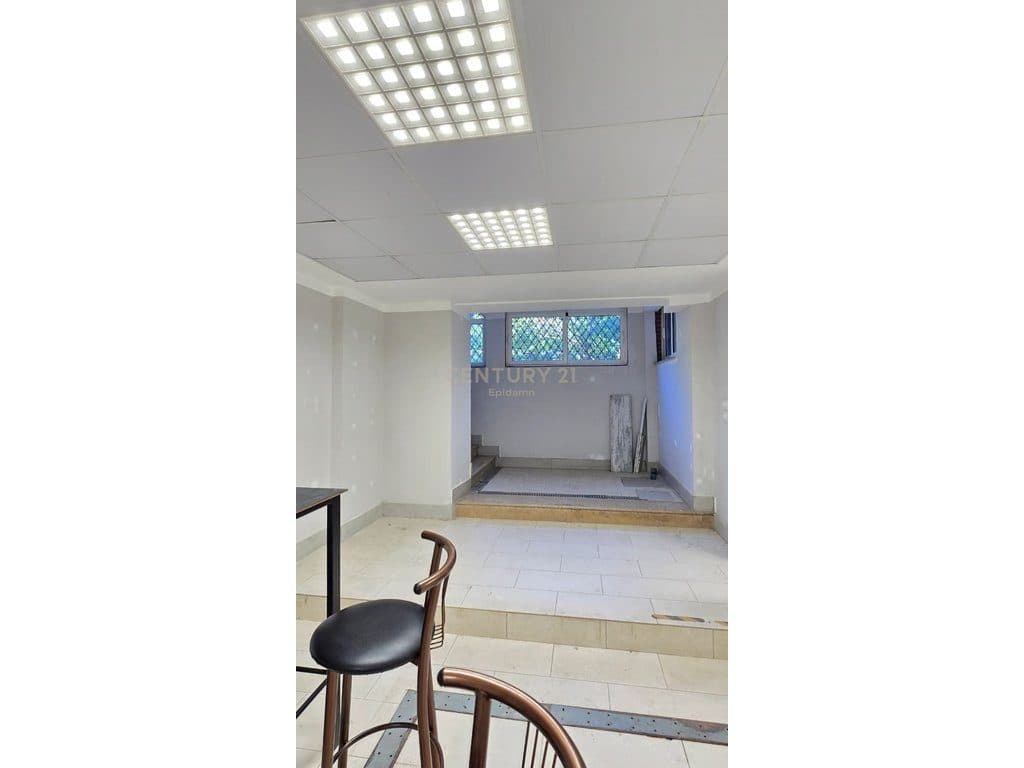 Jepet me qira ambient komercial në Lagjen Nr. 16, Durrës ! 4