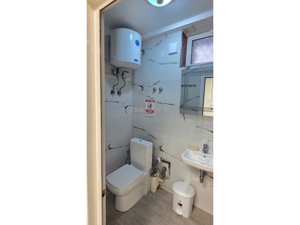 Jepet me qira ambient komercial në Lagjen Nr. 16, Durrës ! 3