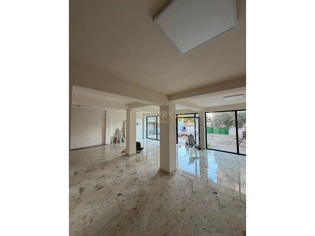 Ambient Komercial Me Qira tek Kryqi i Kuq, Durrës - 600€ | 119m²