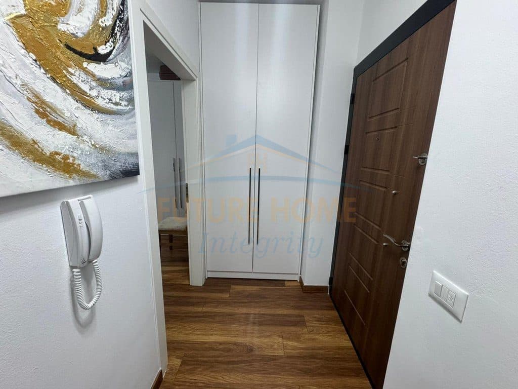 Shitet, Apartament 1+1+Verandë, Rruga e Dibrës, Tiranë.