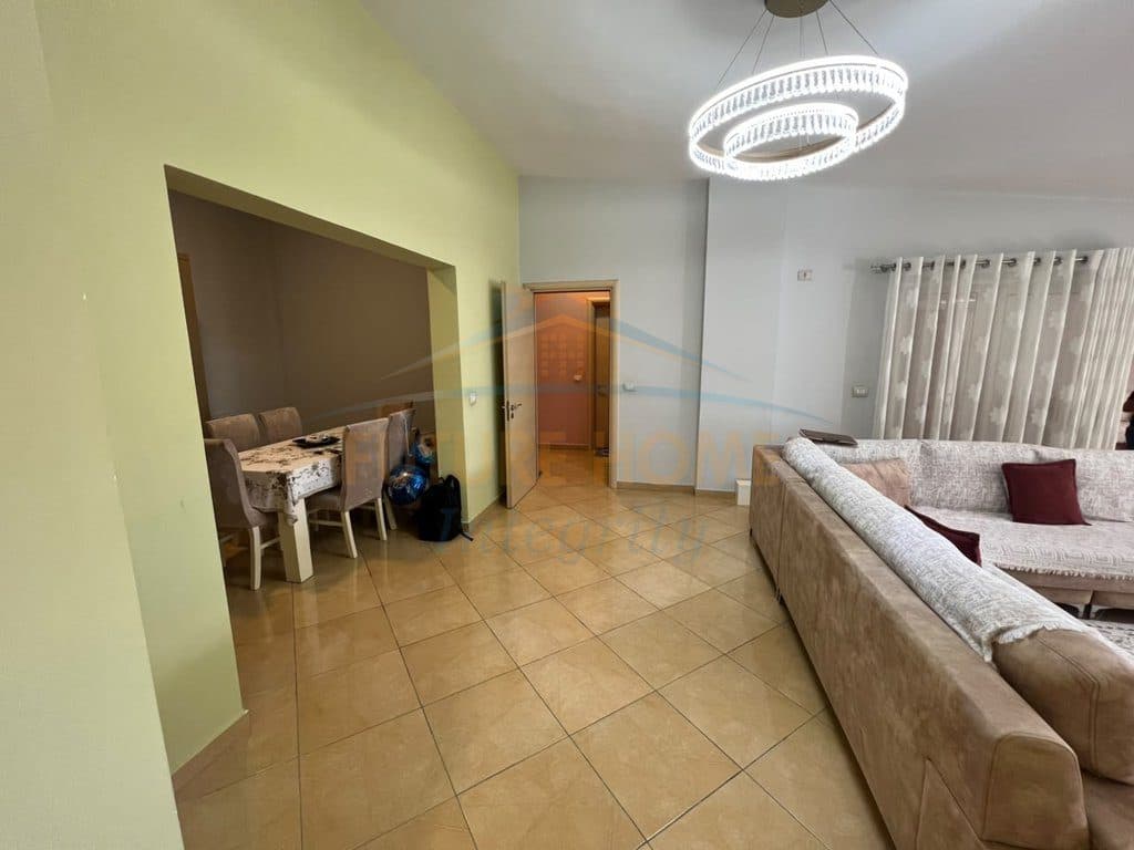 Shitet, Apartament 2+1+2+Verandë, Fresku, Tiranë. 2