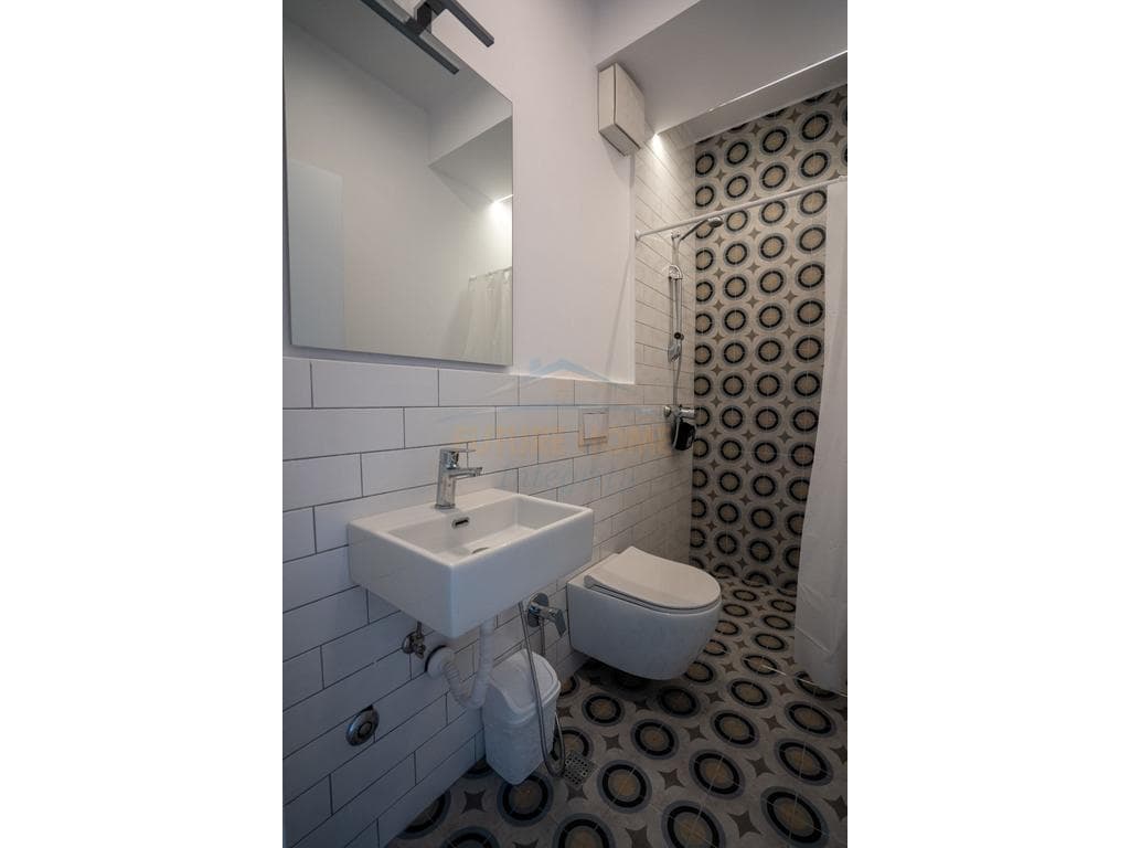 Shiten, 2 Garsoniere, Bulevardi i Ri, Tiranë.