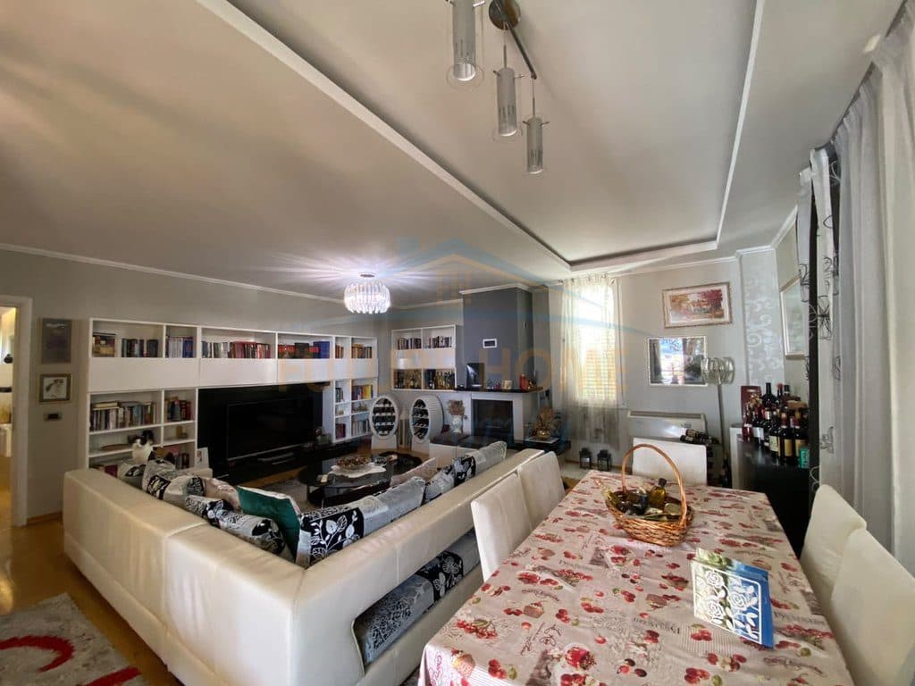 Shitet, Penthouse 4+1+2+2 Poste Parkimi + Verandë, Ali Demi, Tiranë. 3