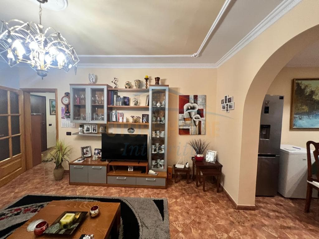 Shitet, Apartament 2+1+2, Ish Parku i Autobusëve, Tiranë. 4