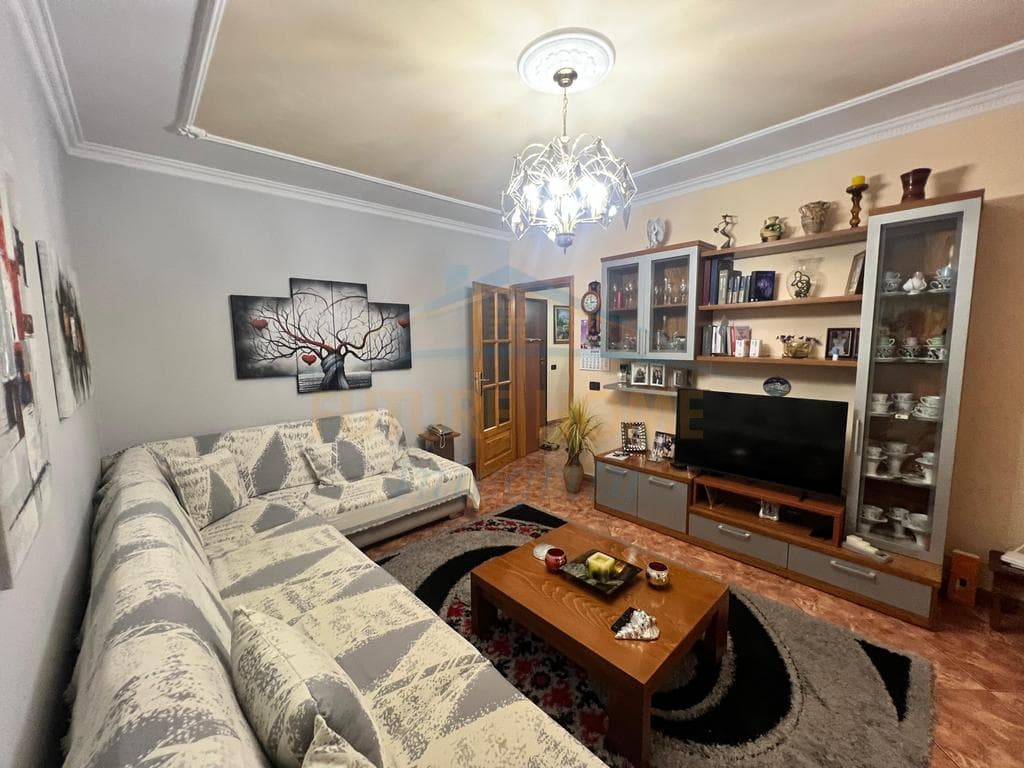 Shitet, Apartament 2+1+2, Ish Parku i Autobusëve, Tiranë. 3