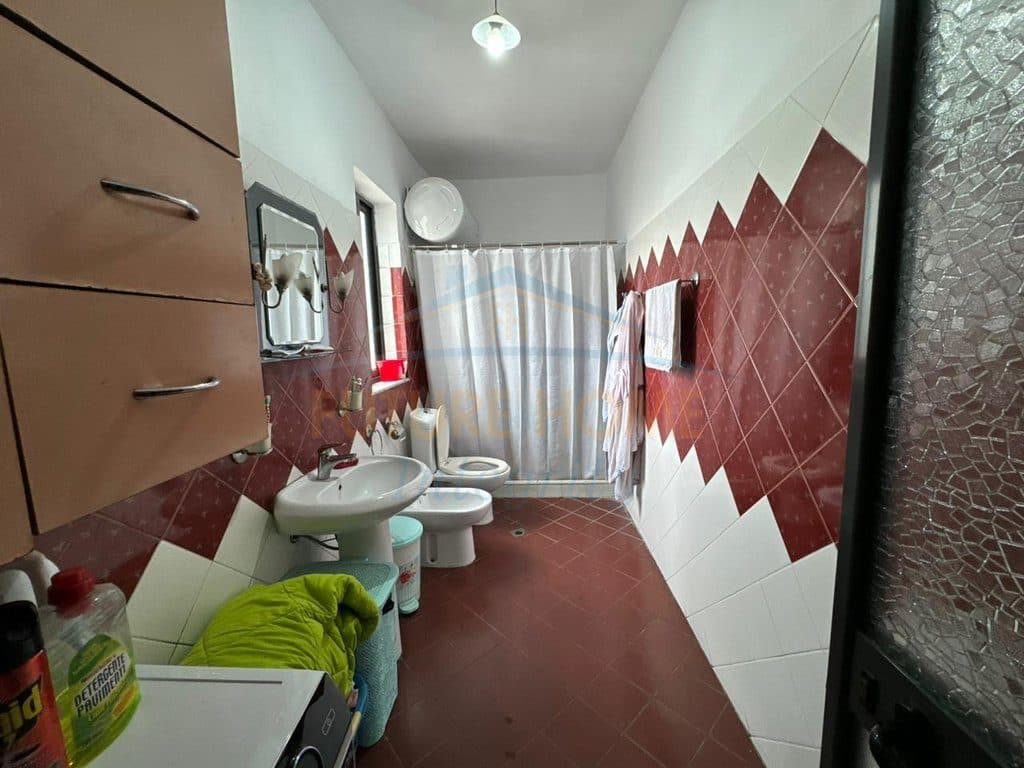 Shitet, Apartament 2+1+2, Porcelan, Tiranë. 3