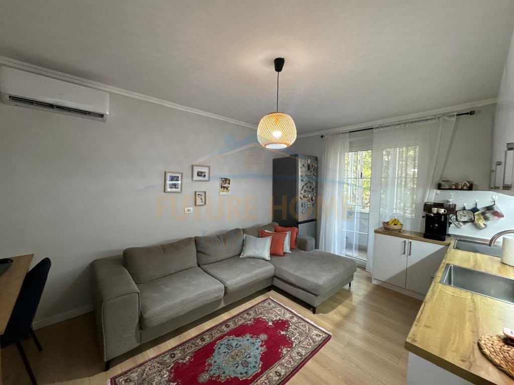 Shitet, Apartament 2+1, Stacioni i Trenit, Tiranë.