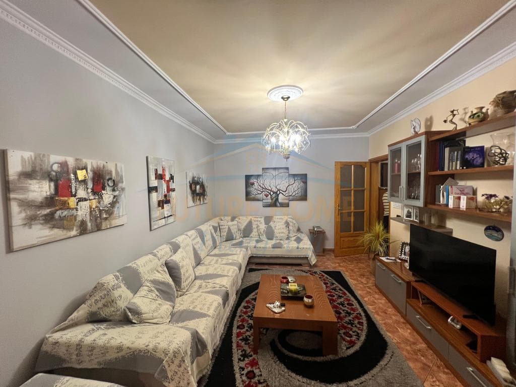 Shitet, Apartament 2+1+2, Ish Parku i Autobusëve, Tiranë. 2