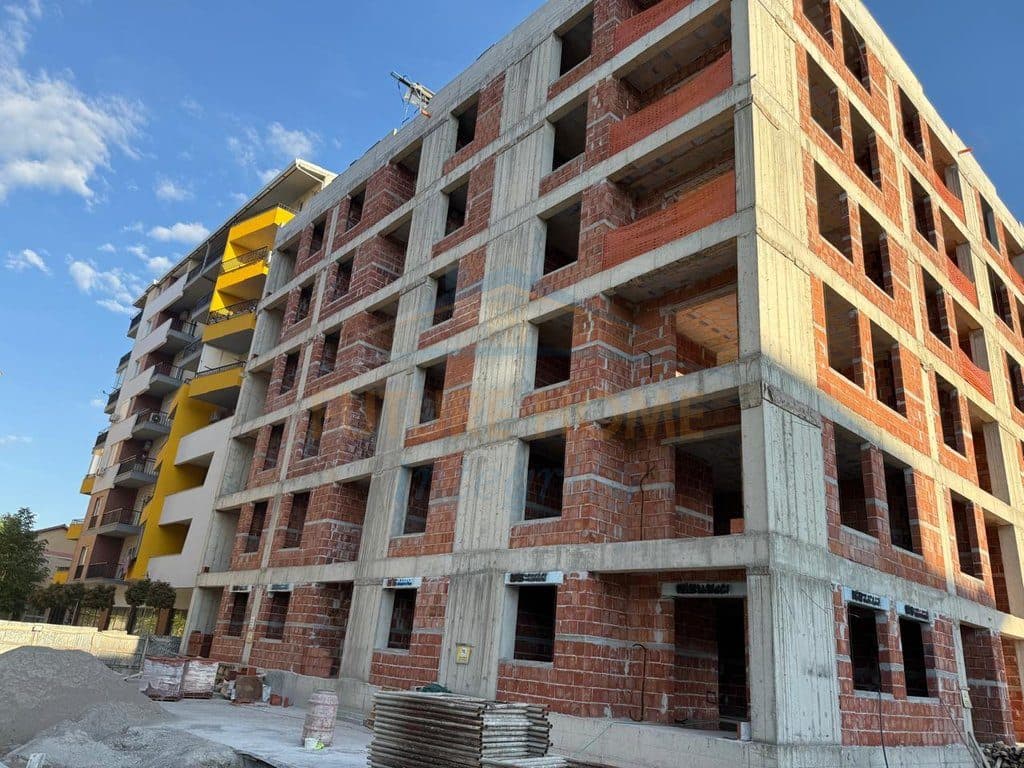 Shitet, Apartament 2+1, Pogradec.