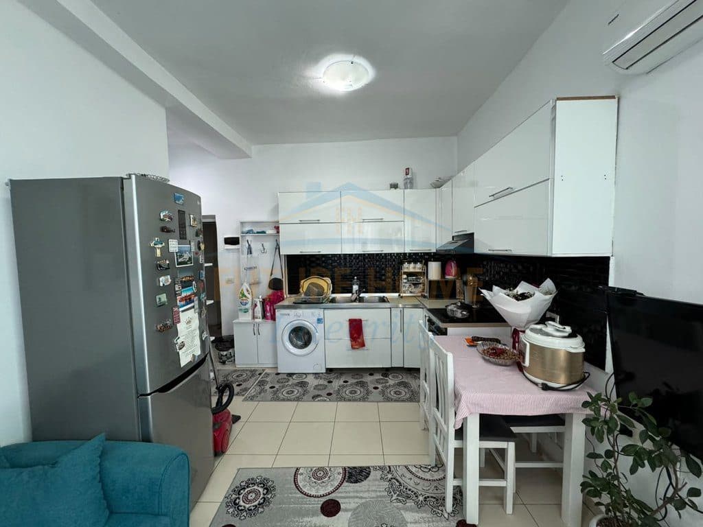 Shitet, Apartament 1+1, Bllok, Tiranë. 2