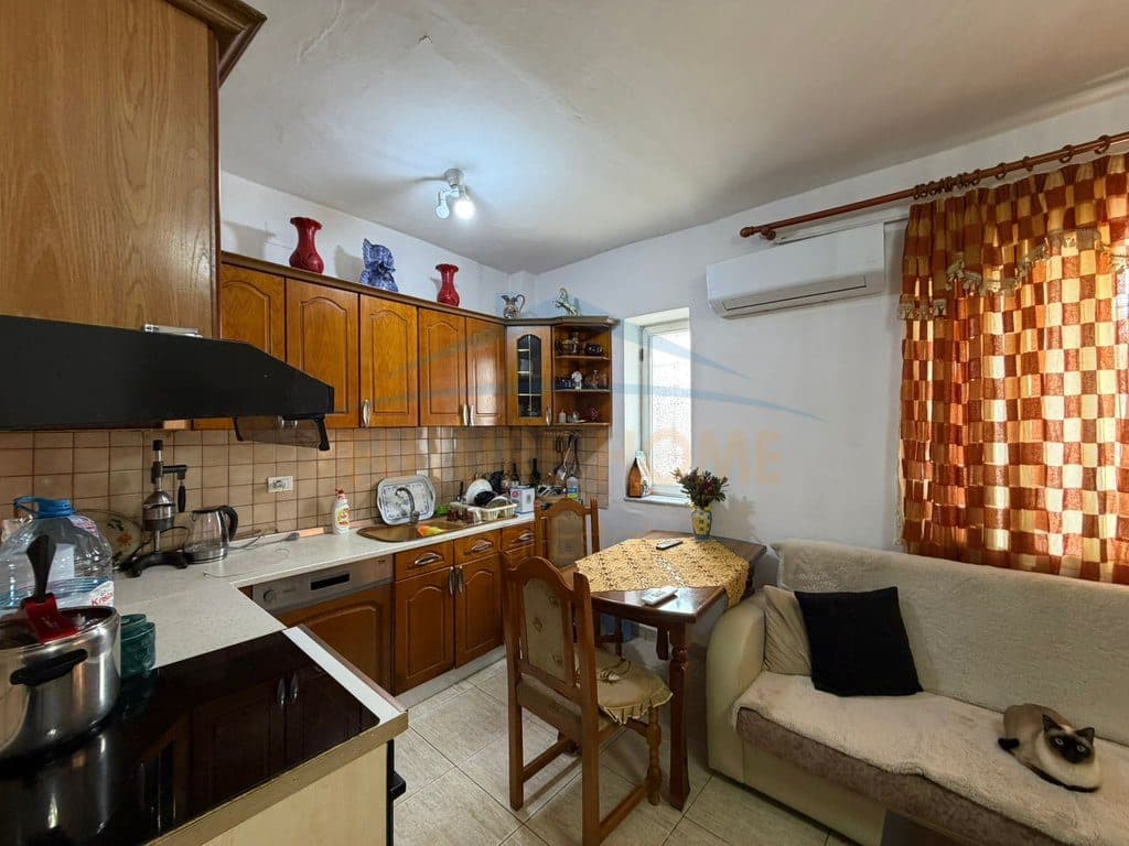Shitet, Apartament 2+1+ Ambient Biznesi , Rruga Kongresi i Manastirit 2