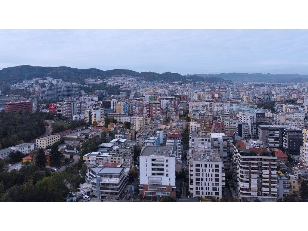 Shitet, Apartament 1+1, Pazari i Ri, Tiranë.