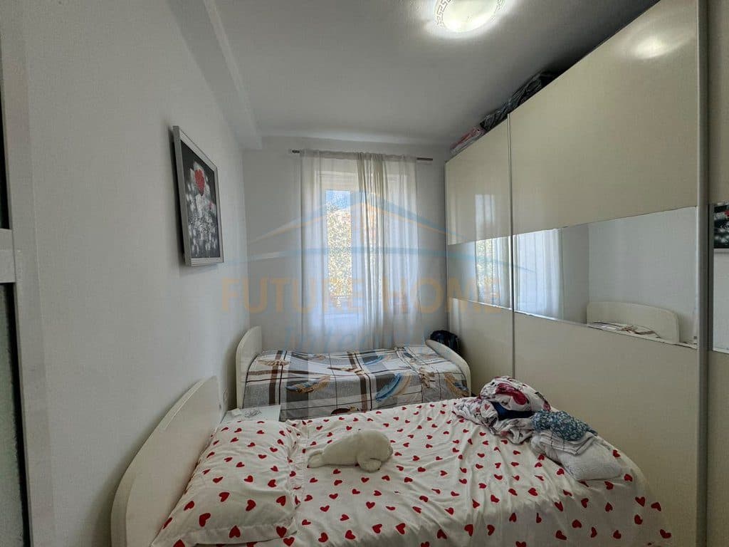 Shitet, Apartament 1+1, Bllok, Tiranë. 3