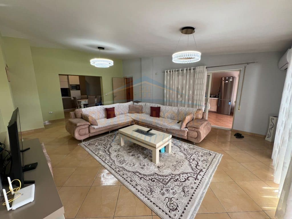Shitet, Apartament 2+1+2+Verandë, Fresku, Tiranë.
