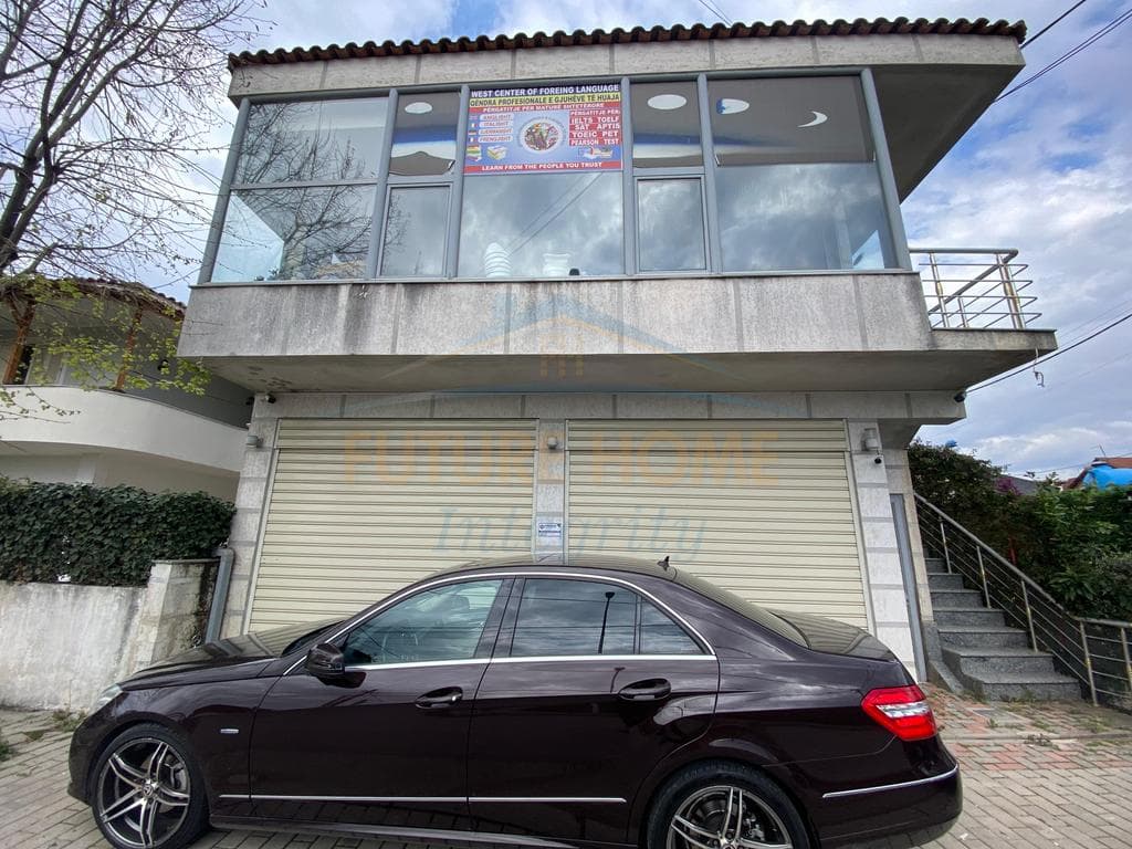 Shitet, Shtëpi private dhe Godinë Biznesi, Kamëz, Tiranë.