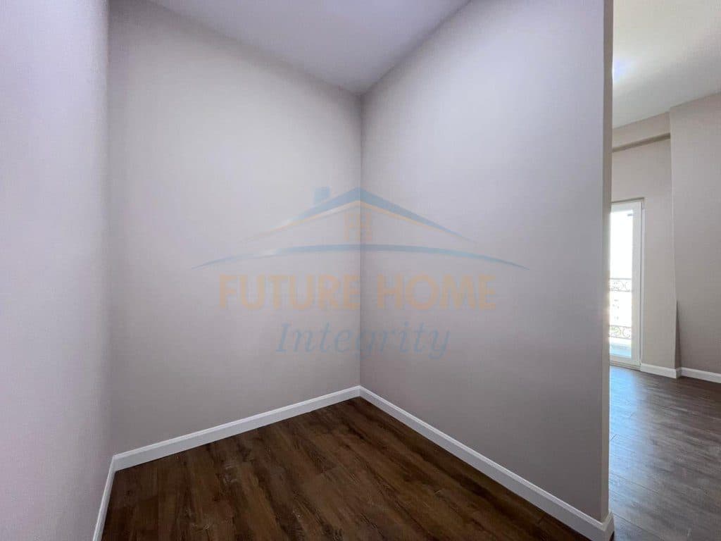 Shitet, Apartament 1+1+2 Ballkone, Porta Tirana e Re, Tiranë.