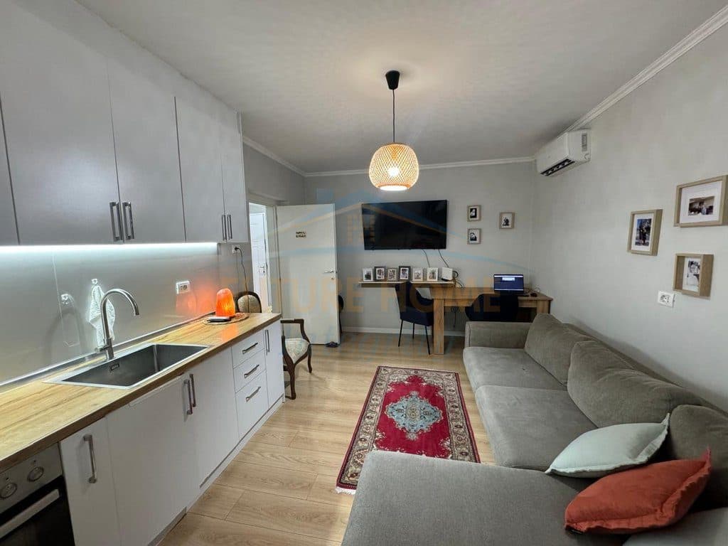 Shitet, Apartament 2+1, Stacioni i Trenit, Tiranë. 3
