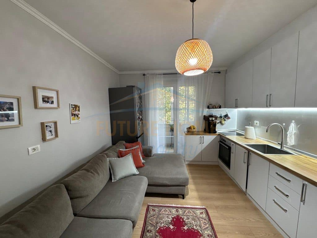 Shitet, Apartament 2+1, Stacioni i Trenit, Tiranë. 2