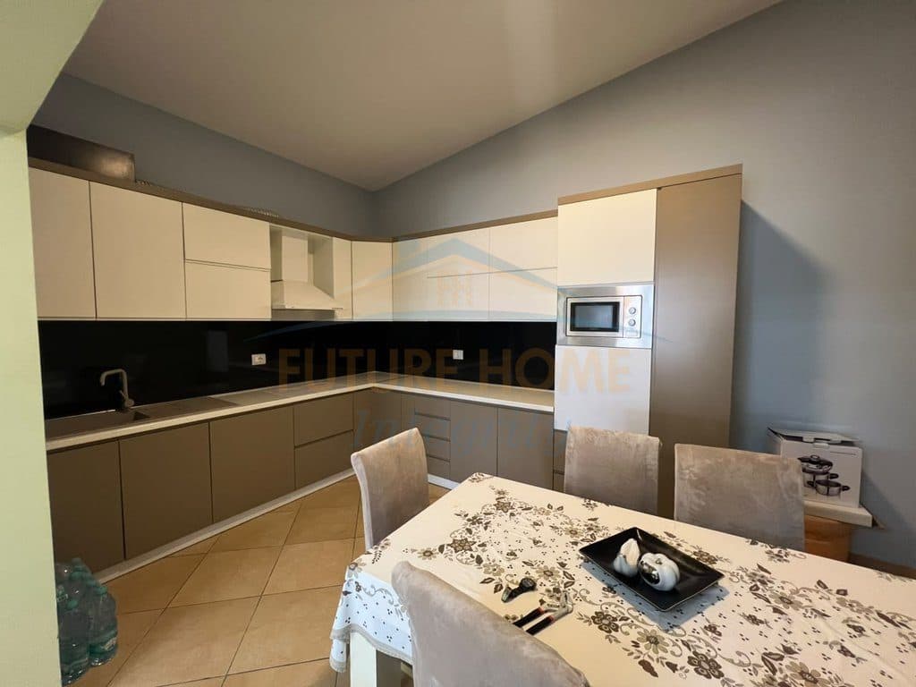 Shitet, Apartament 2+1+2+Verandë, Fresku, Tiranë. 3