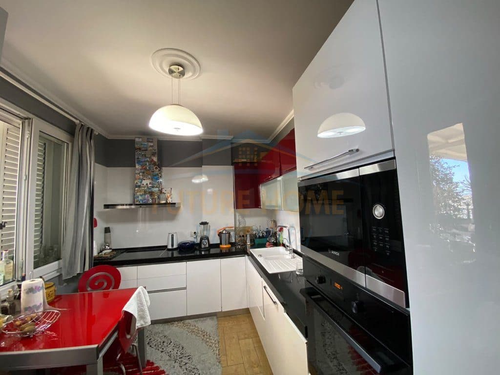 Shitet, Penthouse 4+1+2+2 Poste Parkimi + Verandë, Ali Demi, Tiranë. 4
