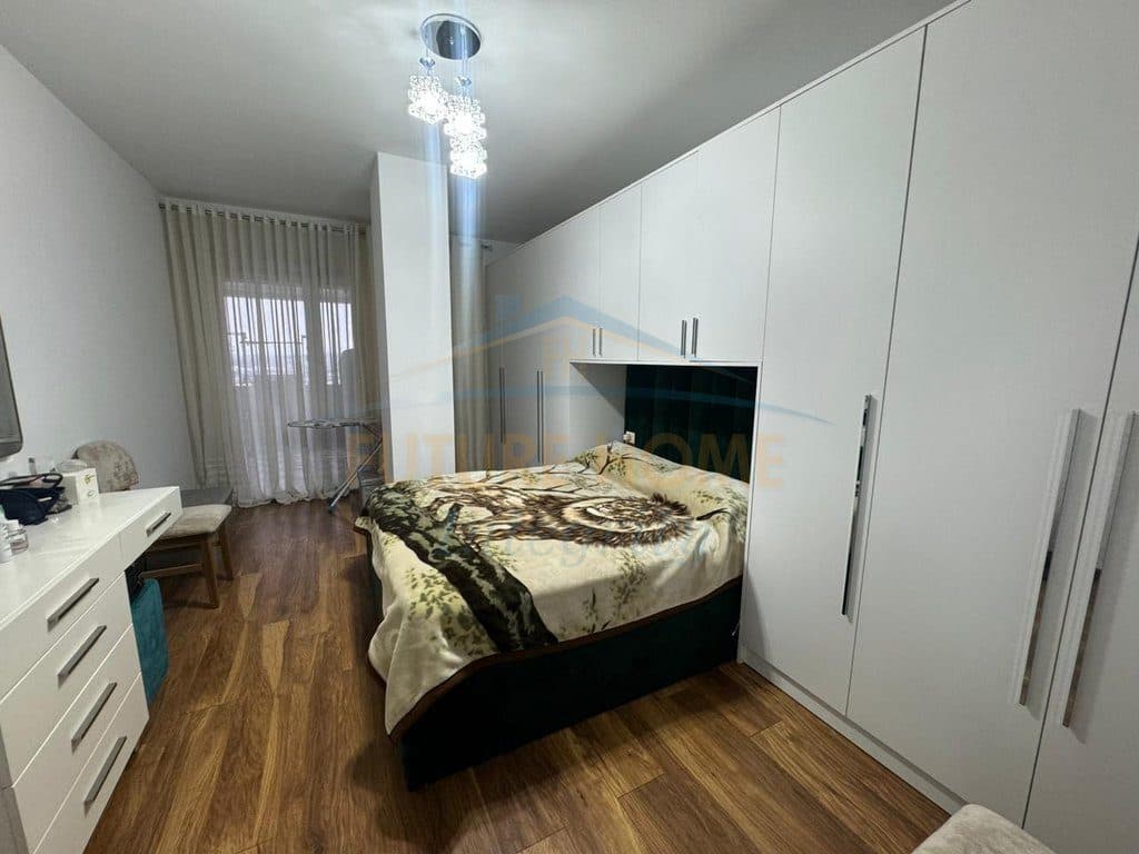 Shitet, Apartament 1+1+Verandë, Rruga e Dibrës, Tiranë. 4
