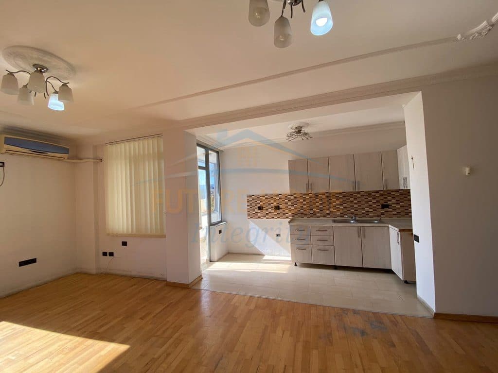 Shitet, Apartament 2+1+2, Qendër, Tiranë. 2