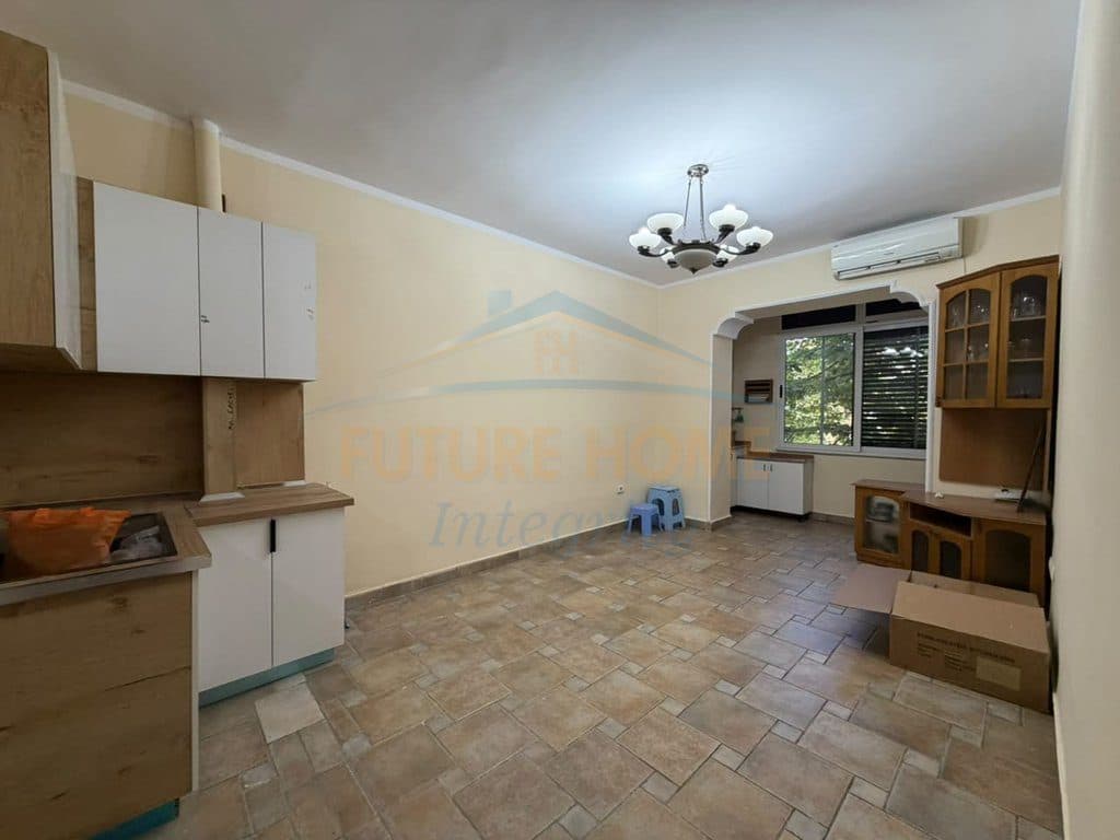 Shitet, Apartament 1+1, Rruga Bardhyl, Tiranë.