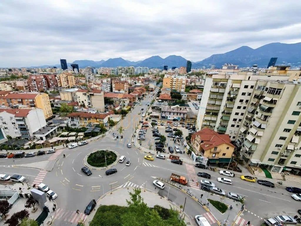Shitet, Apartament 2+1, Komuna e Parisit, Tiranë.